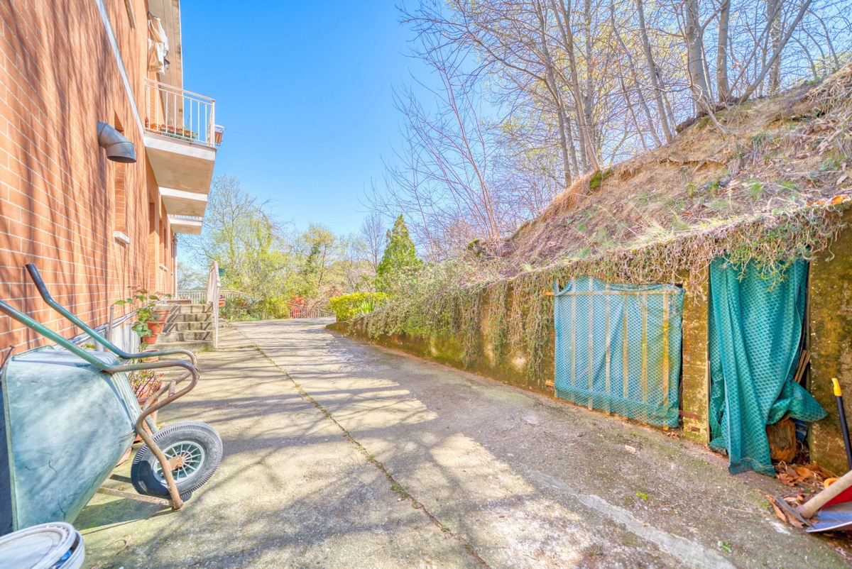Stabile/Palazzo con giardino a Baldissero Torinese