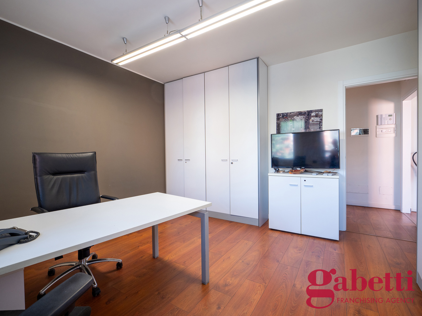 Trilocale con box a Milano