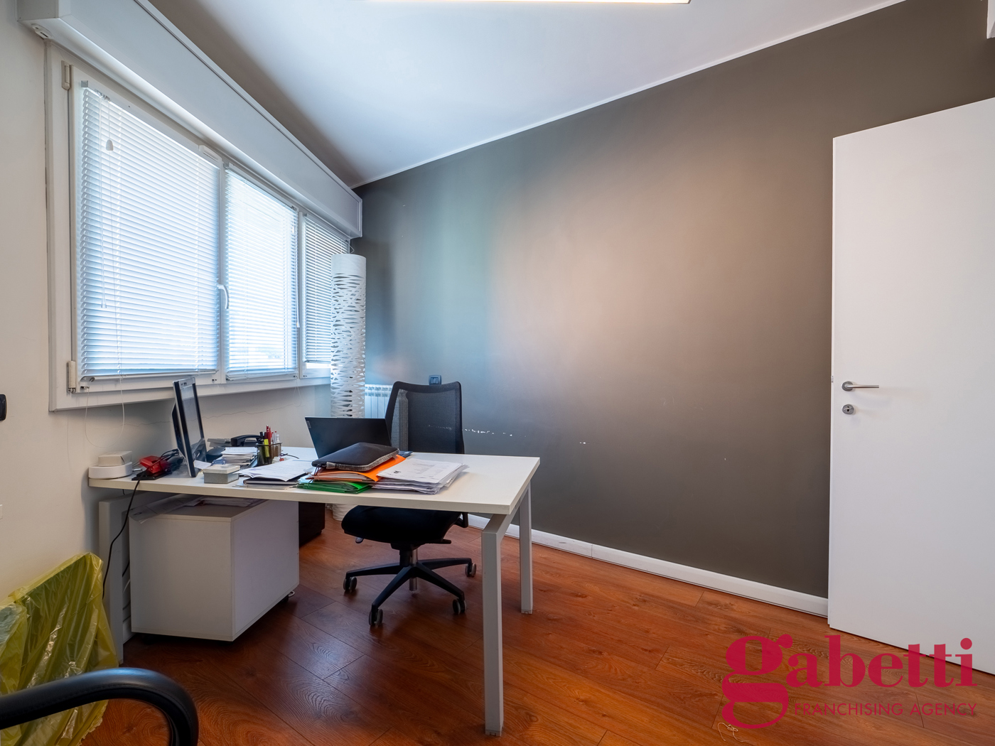 Trilocale con box a Milano