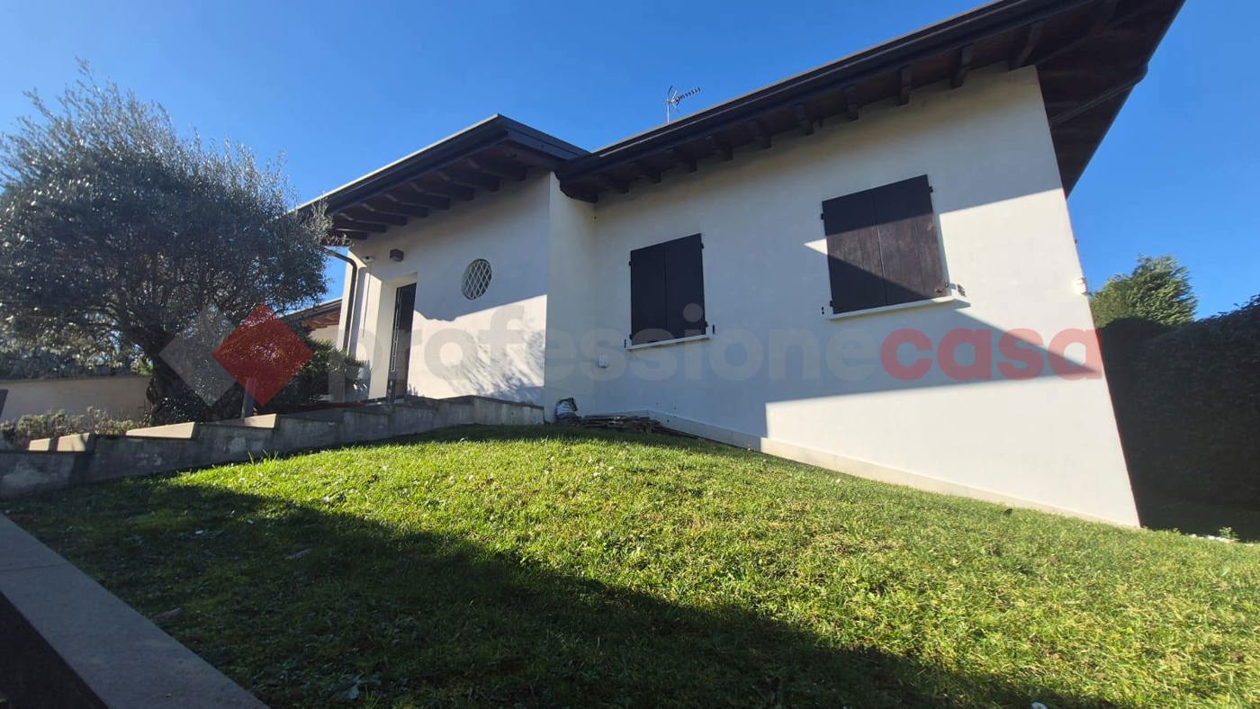 Villa con giardino a Parabiago