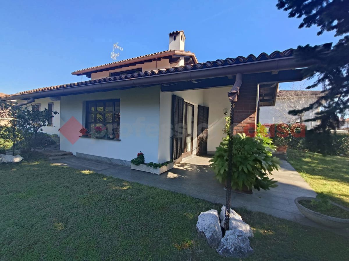 Villa con giardino a Parabiago