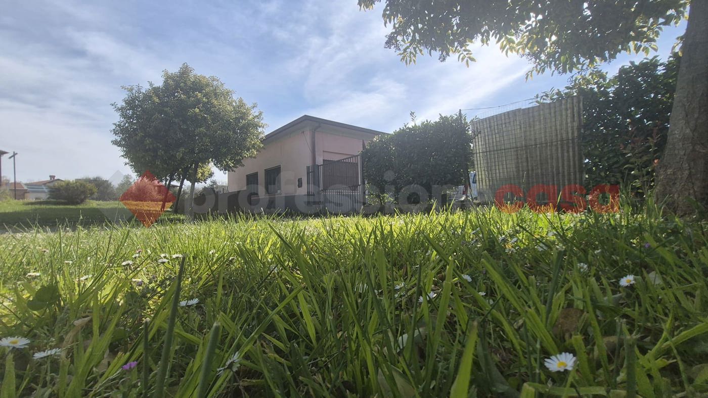Villa con giardino a Legnano