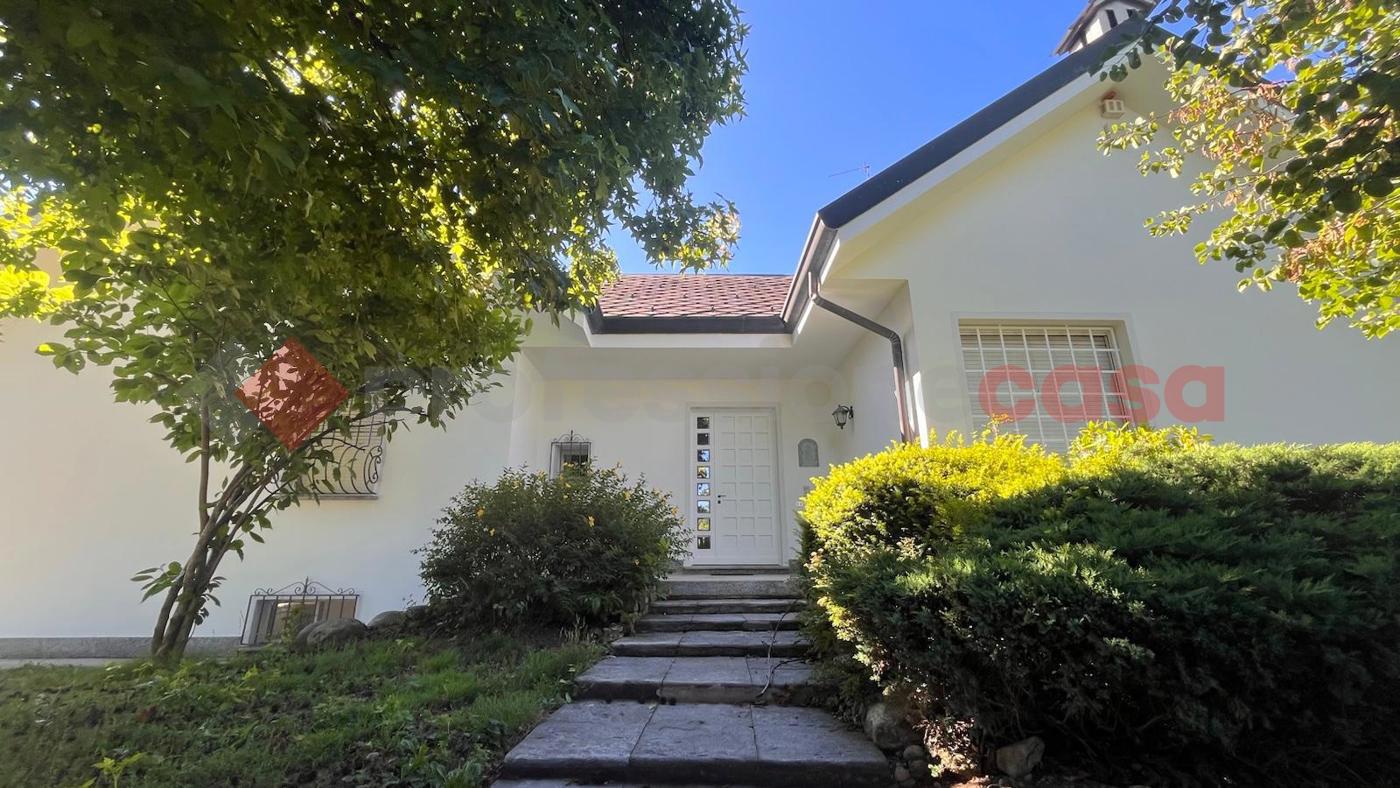 Villa con giardino a Parabiago