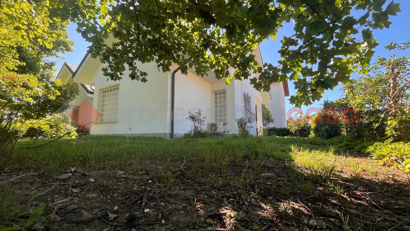 Villa con giardino a Parabiago