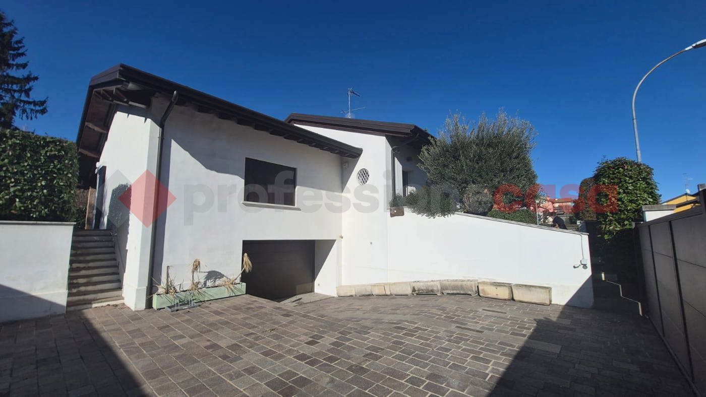 Villa con giardino a Parabiago