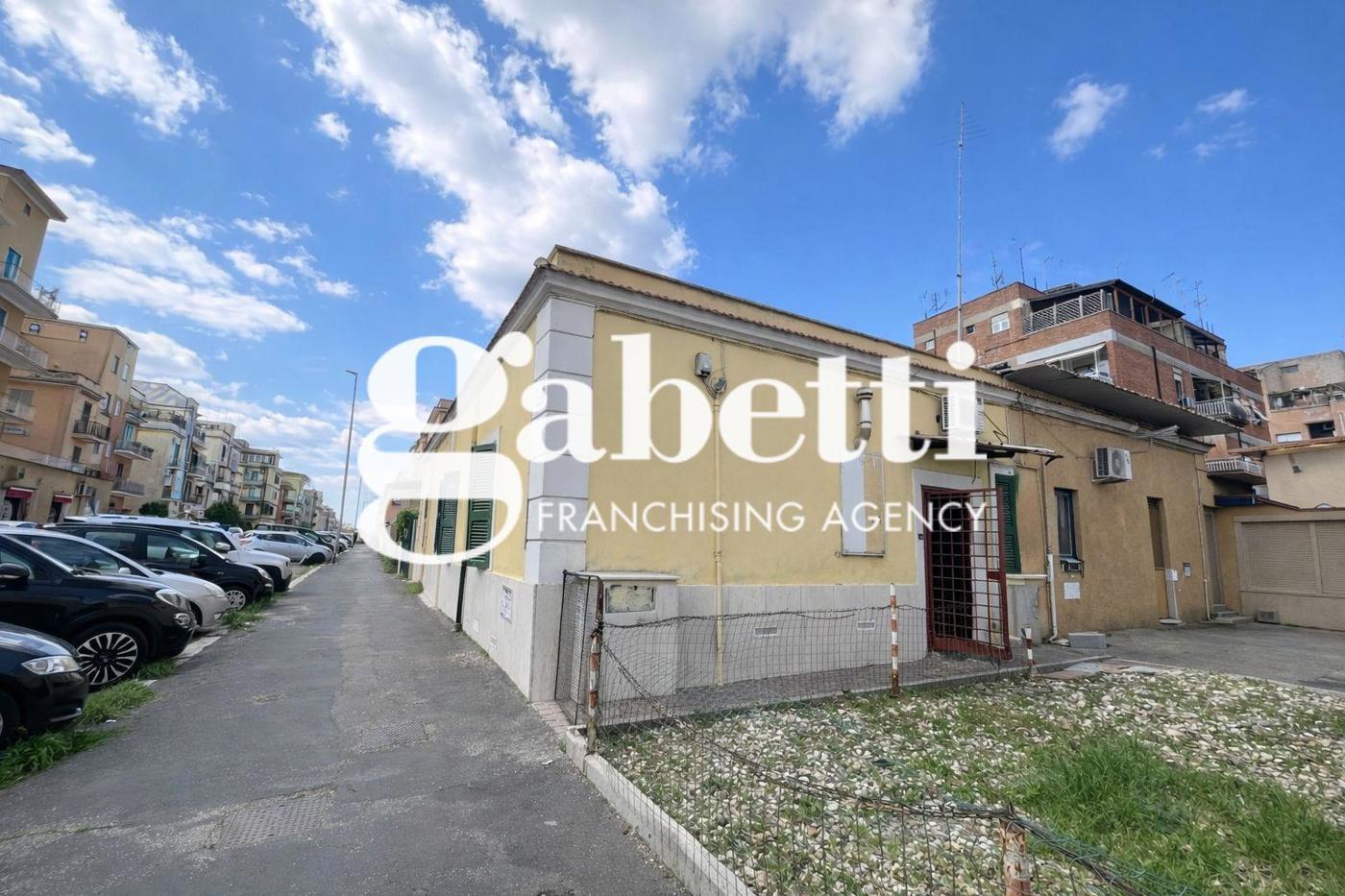 Bilocale da ristrutturare a Roma