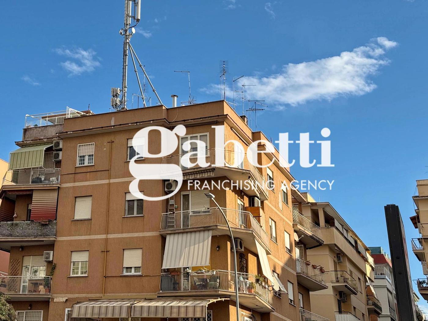 Attico da ristrutturare a Roma