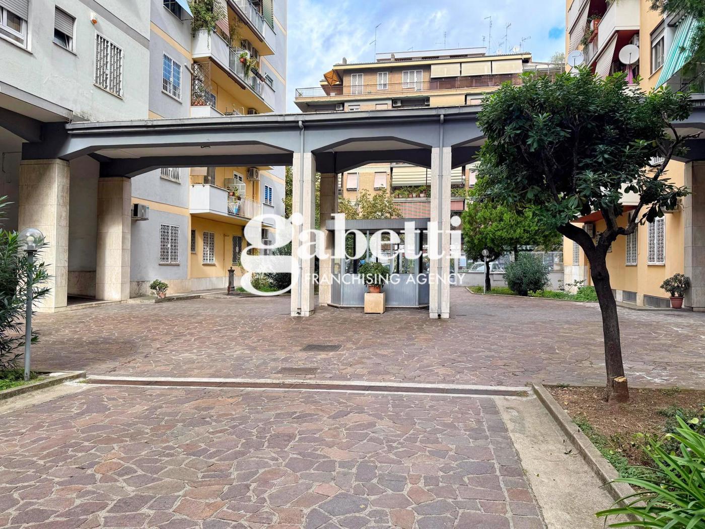 Trilocale da ristrutturare a Roma