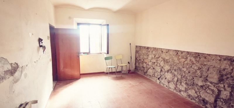 Bilocale da ristrutturare a Castellina Marittima
