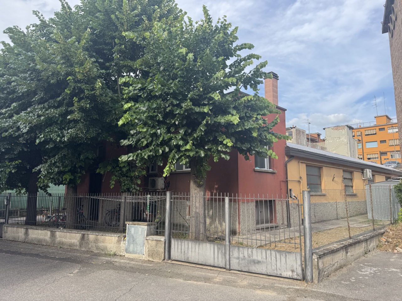 Laboratorio con giardino in via della bastia, Casalecchio di Reno