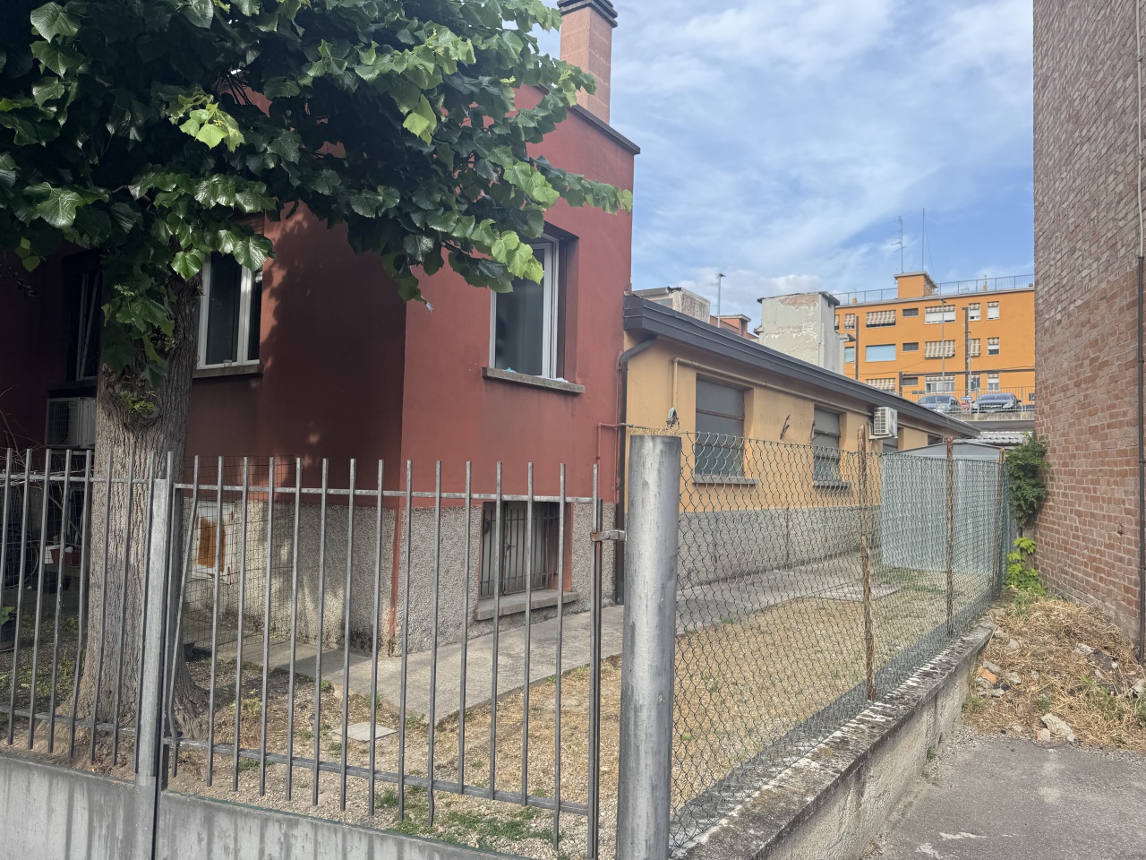 Laboratorio con giardino in via della bastia, Casalecchio di Reno