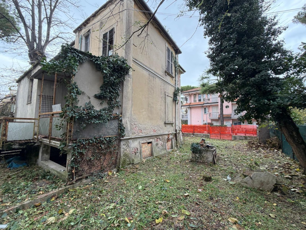 Villa con giardino in via rapisardi, Riccione
