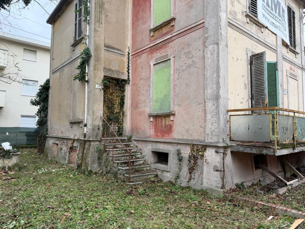 Villa con giardino in via rapisardi, Riccione