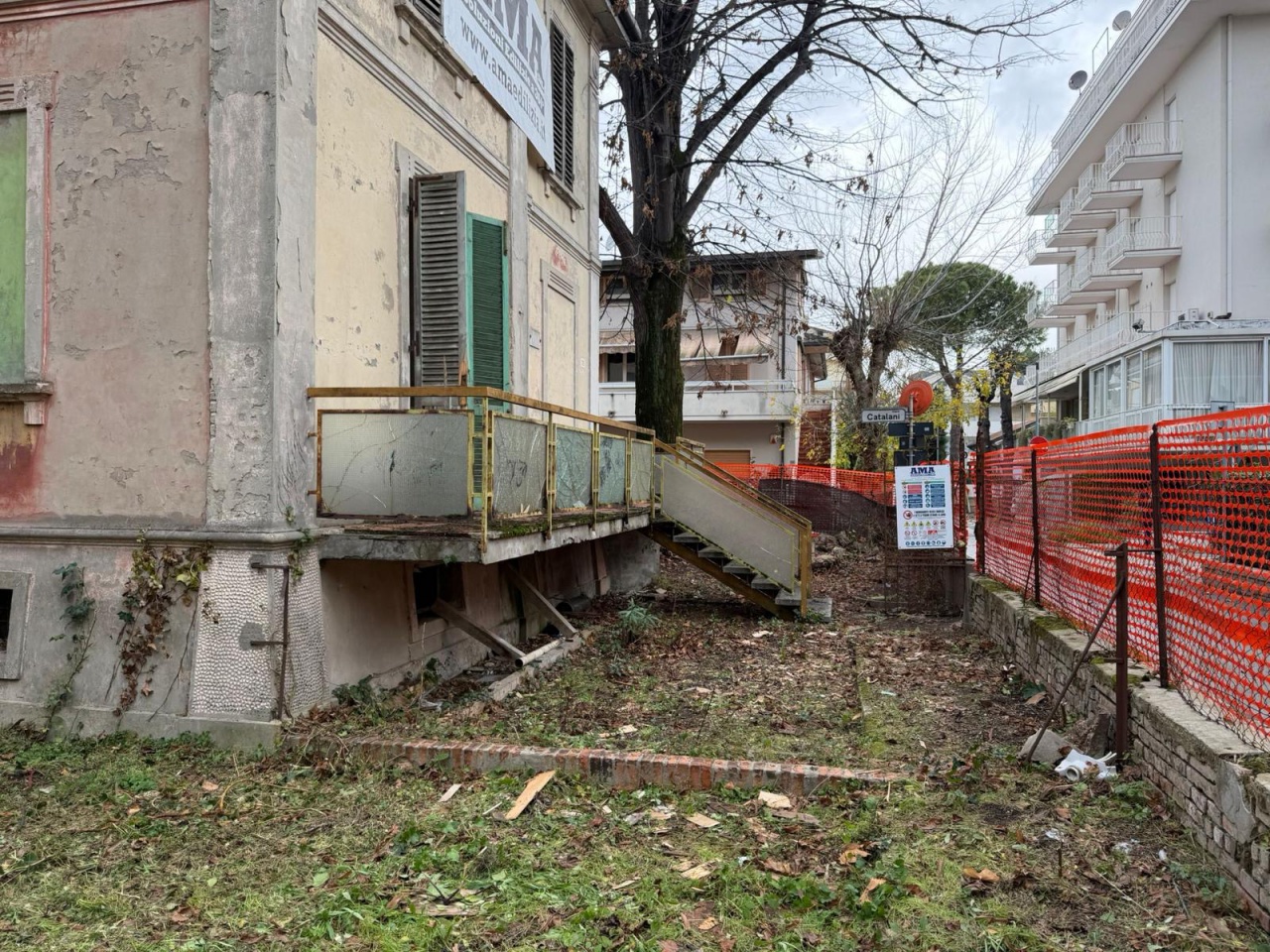 Villa con giardino in via rapisardi, Riccione