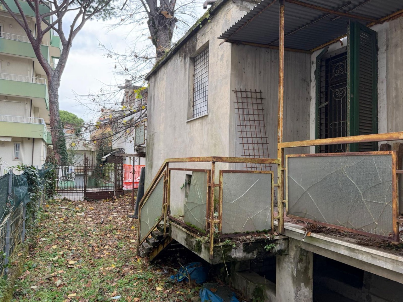 Villa con giardino in via rapisardi, Riccione