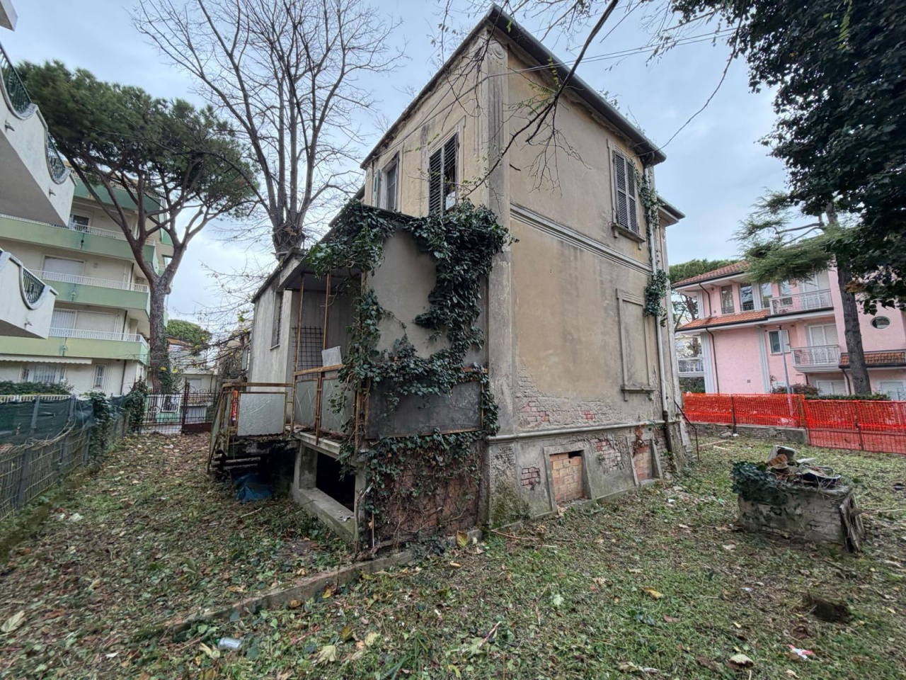 Villa con giardino in via rapisardi, Riccione