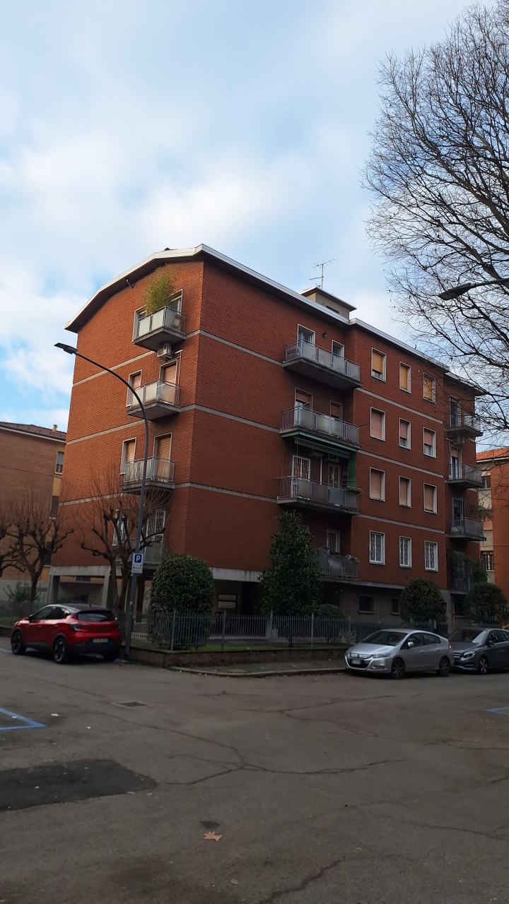 Quadrilocale con box a Bologna