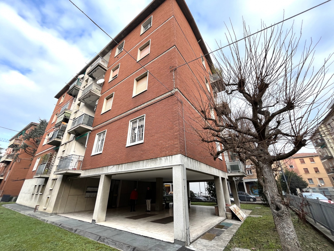 Quadrilocale con box a Bologna