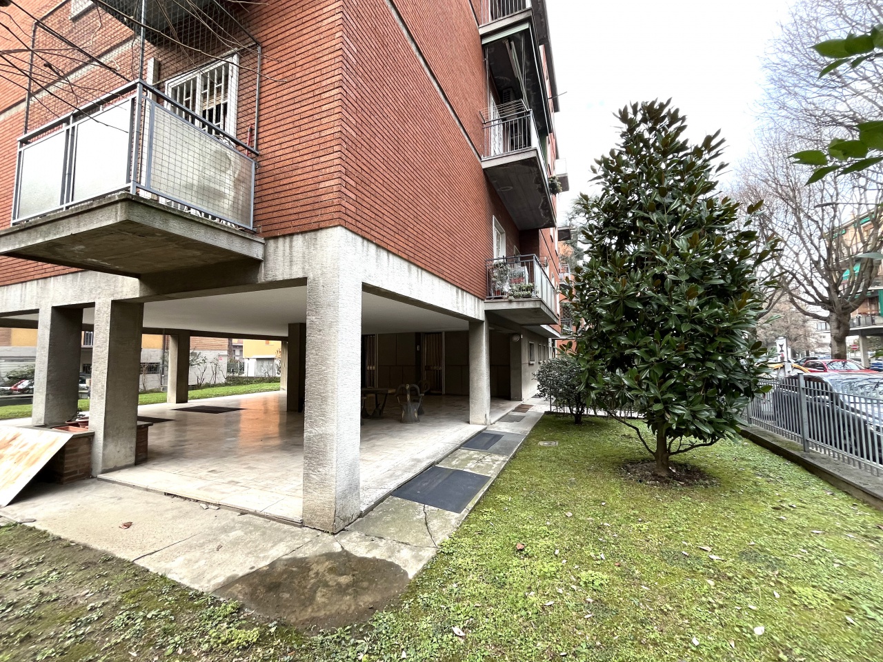 Quadrilocale con box a Bologna