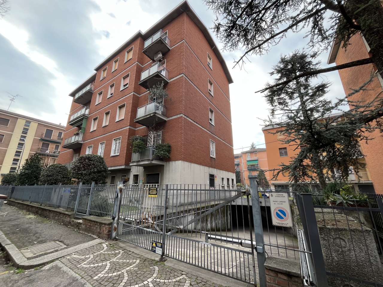 Quadrilocale con box a Bologna