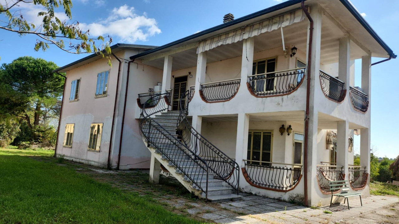 Villa con giardino in via brazzolo, Formignana