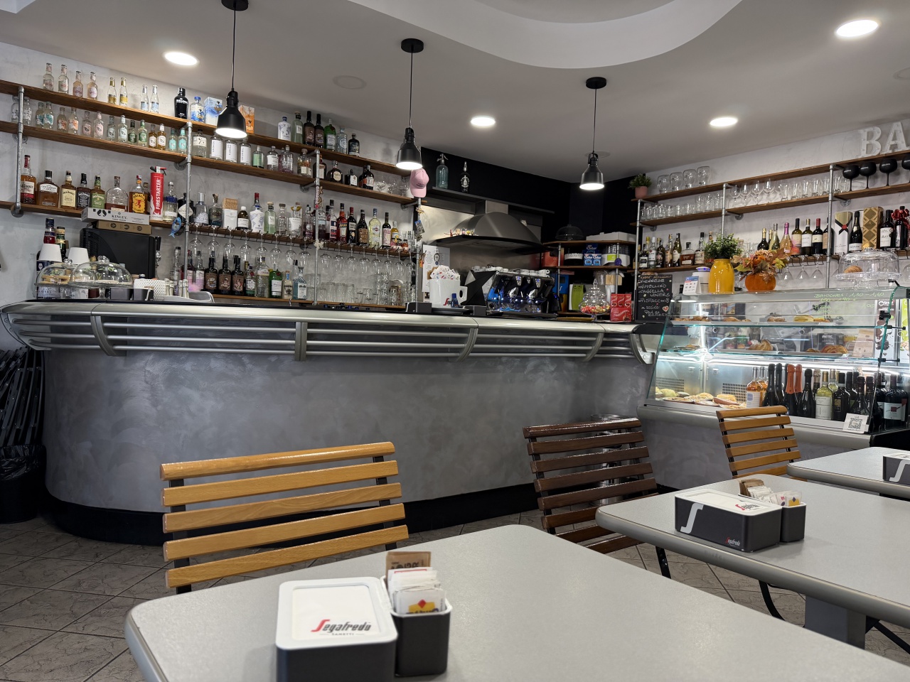 Attivit� commerciale in vendita in via sigonio, Bologna