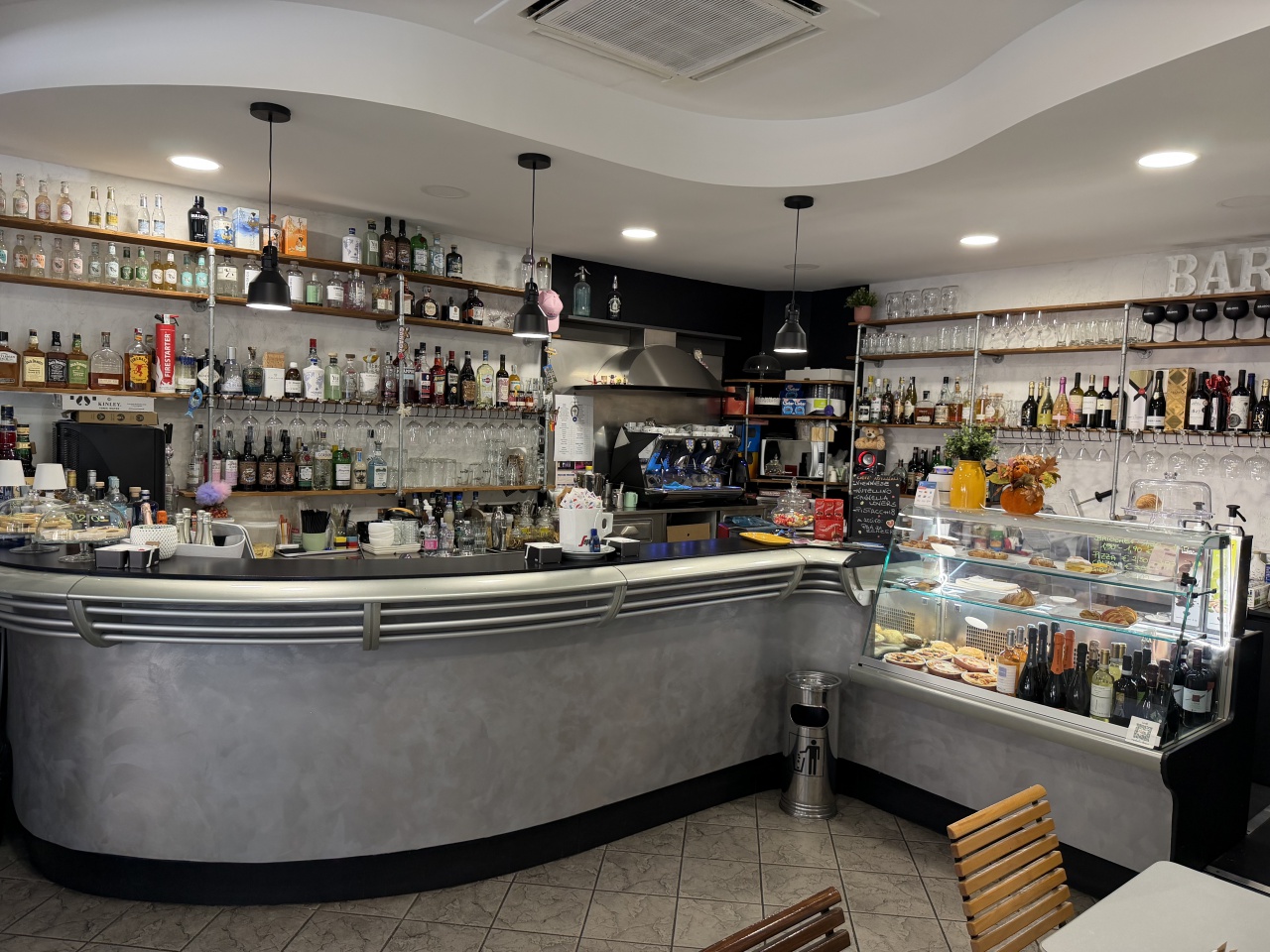 Attivit� commerciale in vendita in via sigonio, Bologna