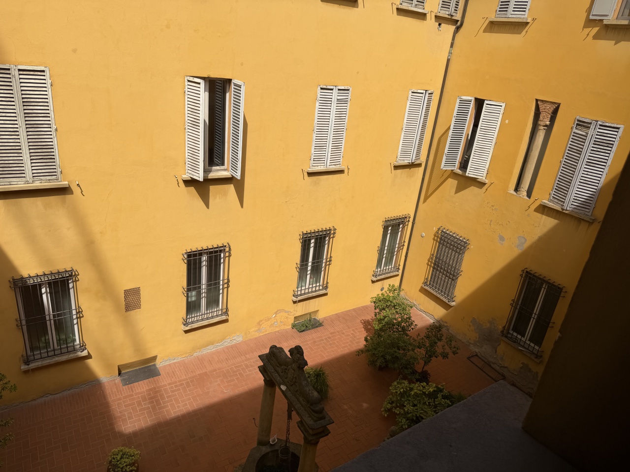 Quadrilocale arredato in affitto in strada maggiore, Bologna