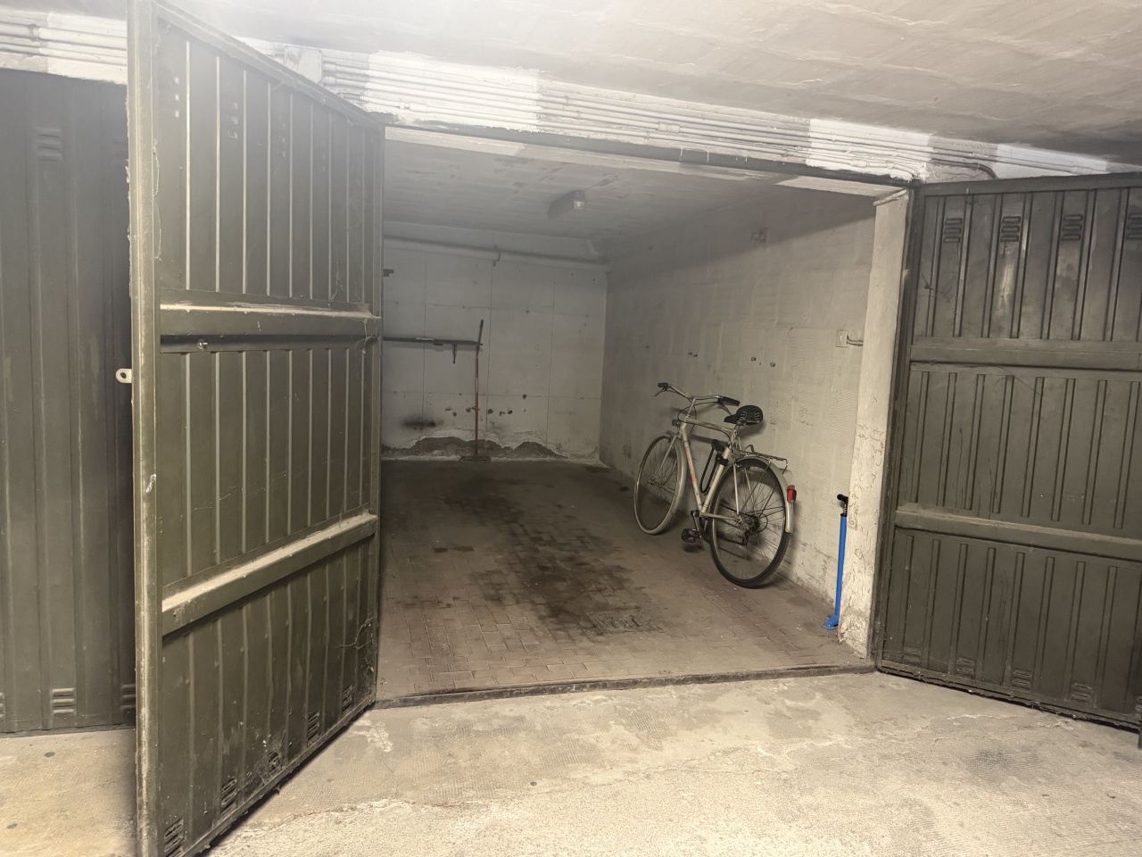 Posto auto coperto in affitto in via spina, Bologna