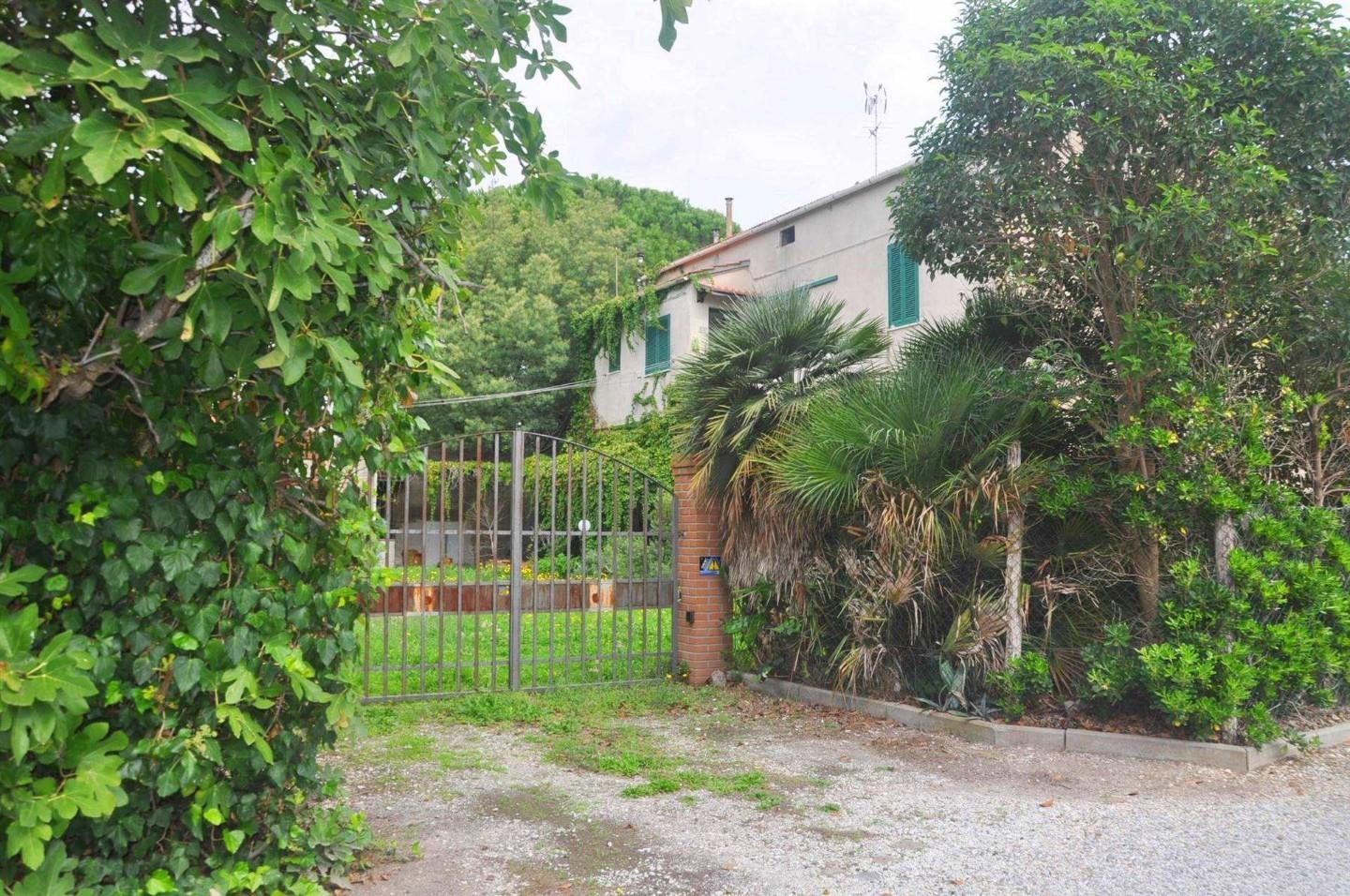Villa Bifamiliare con giardino a Cecina