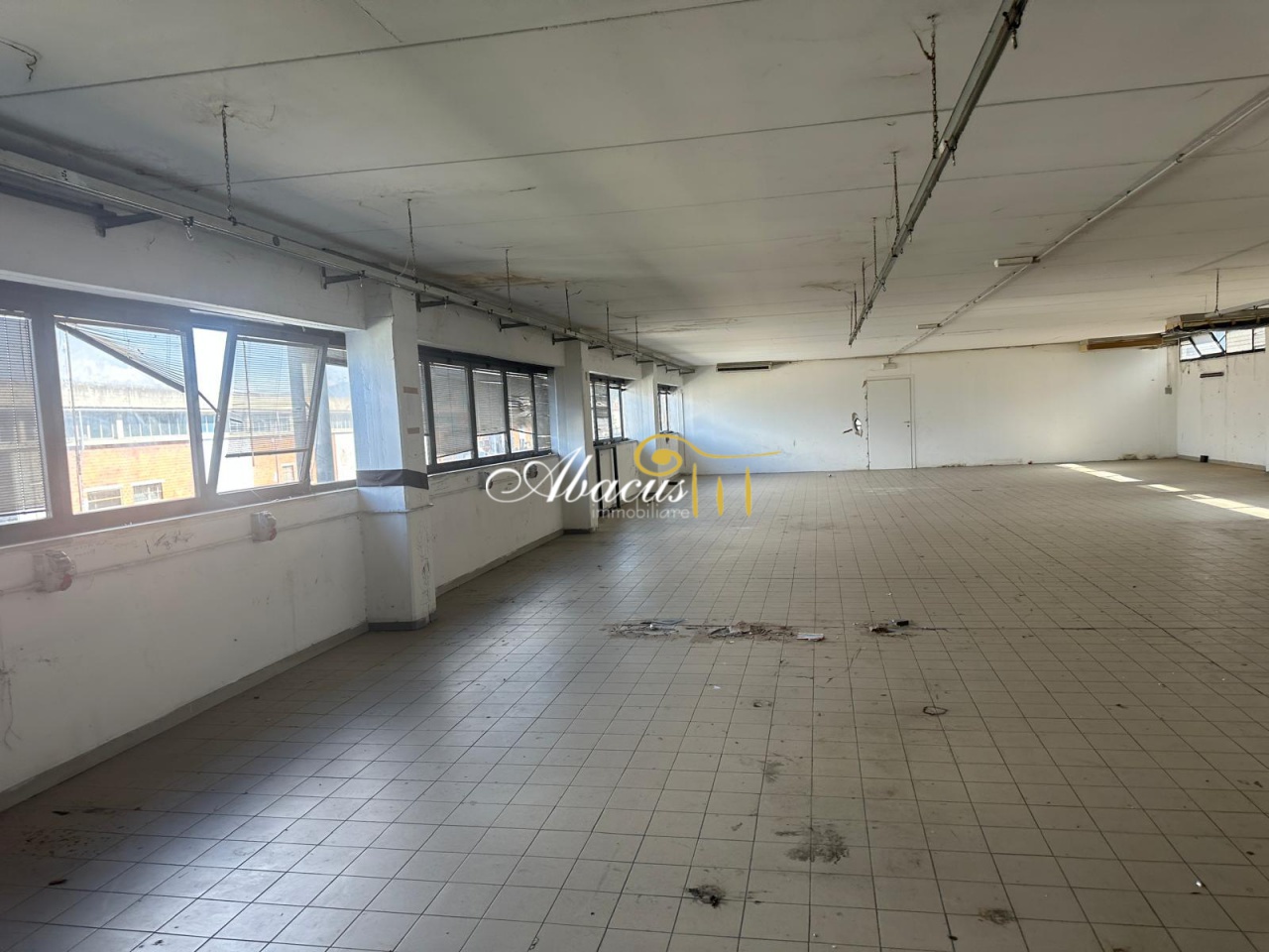 Capannone con giardino in via pratese, Firenze