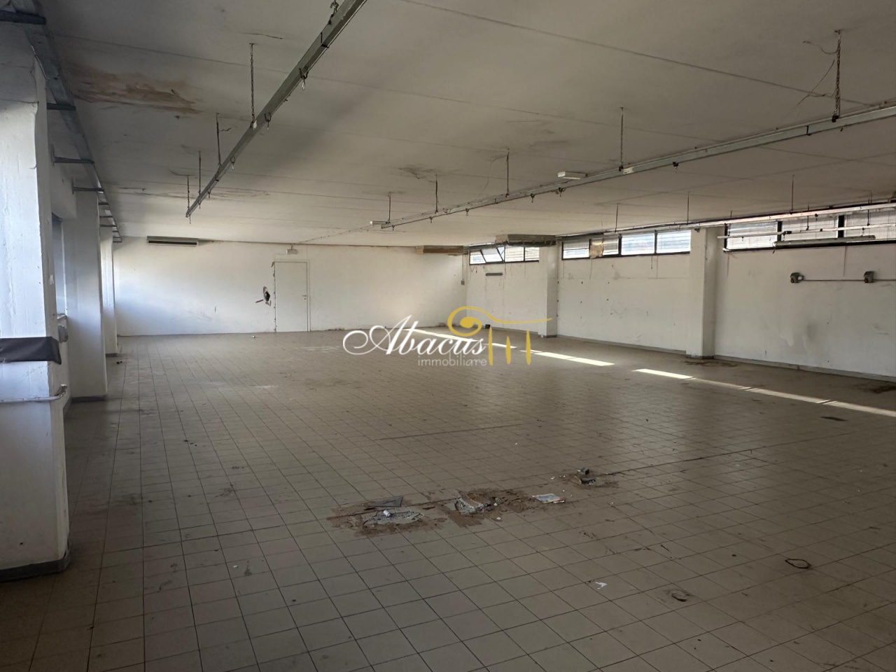 Capannone con giardino in via pratese, Firenze