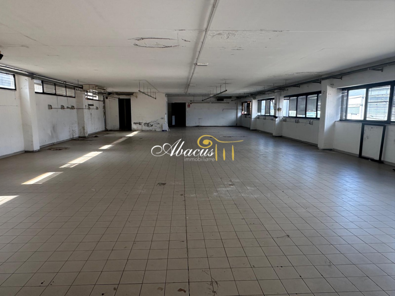 Capannone con giardino in via pratese, Firenze