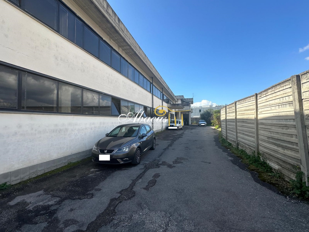 Capannone con giardino in via pratese, Firenze