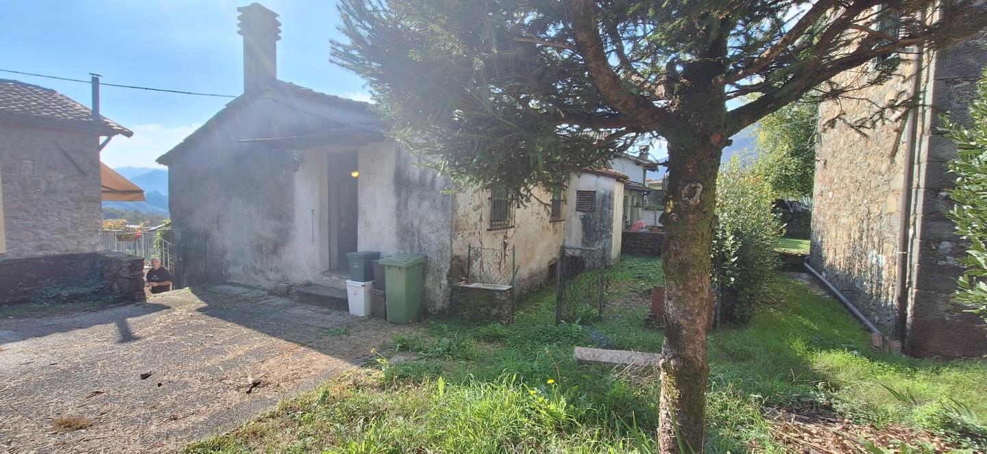 Casa indipendente con giardino, Barga filecchio