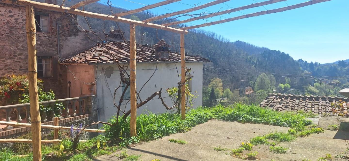Casa indipendente con giardino a Pescaglia