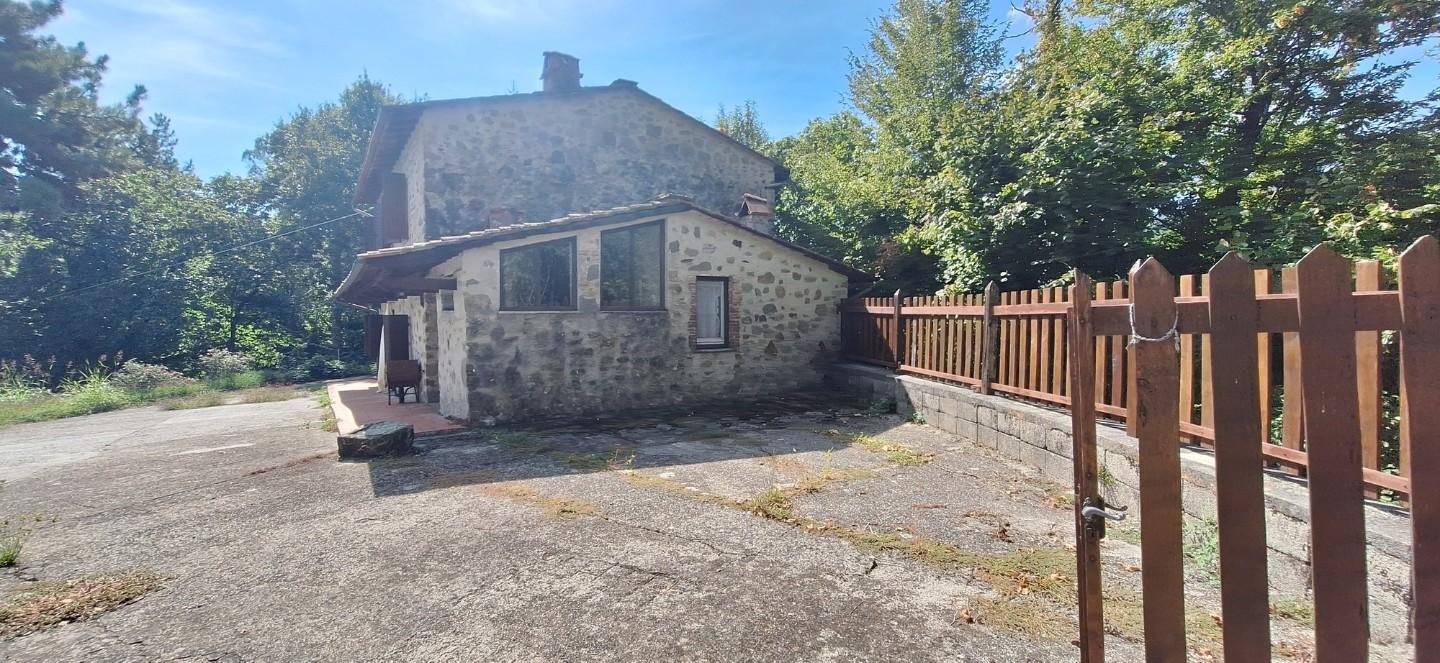 Rustico con giardino, Pescaglia colognora