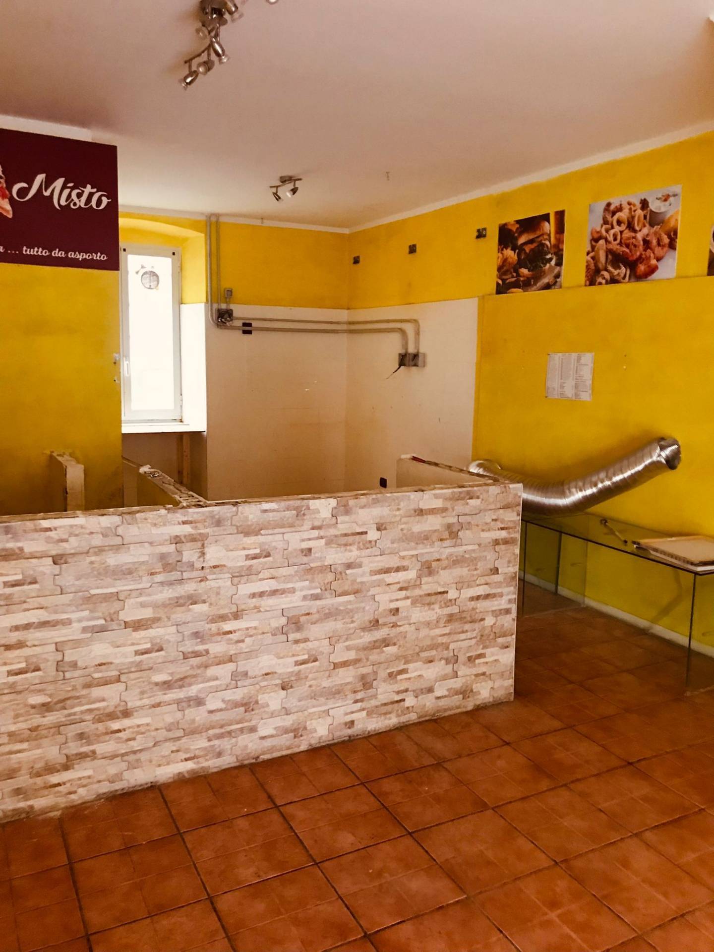 Locale commerciale in vendita a Genova, Marassi