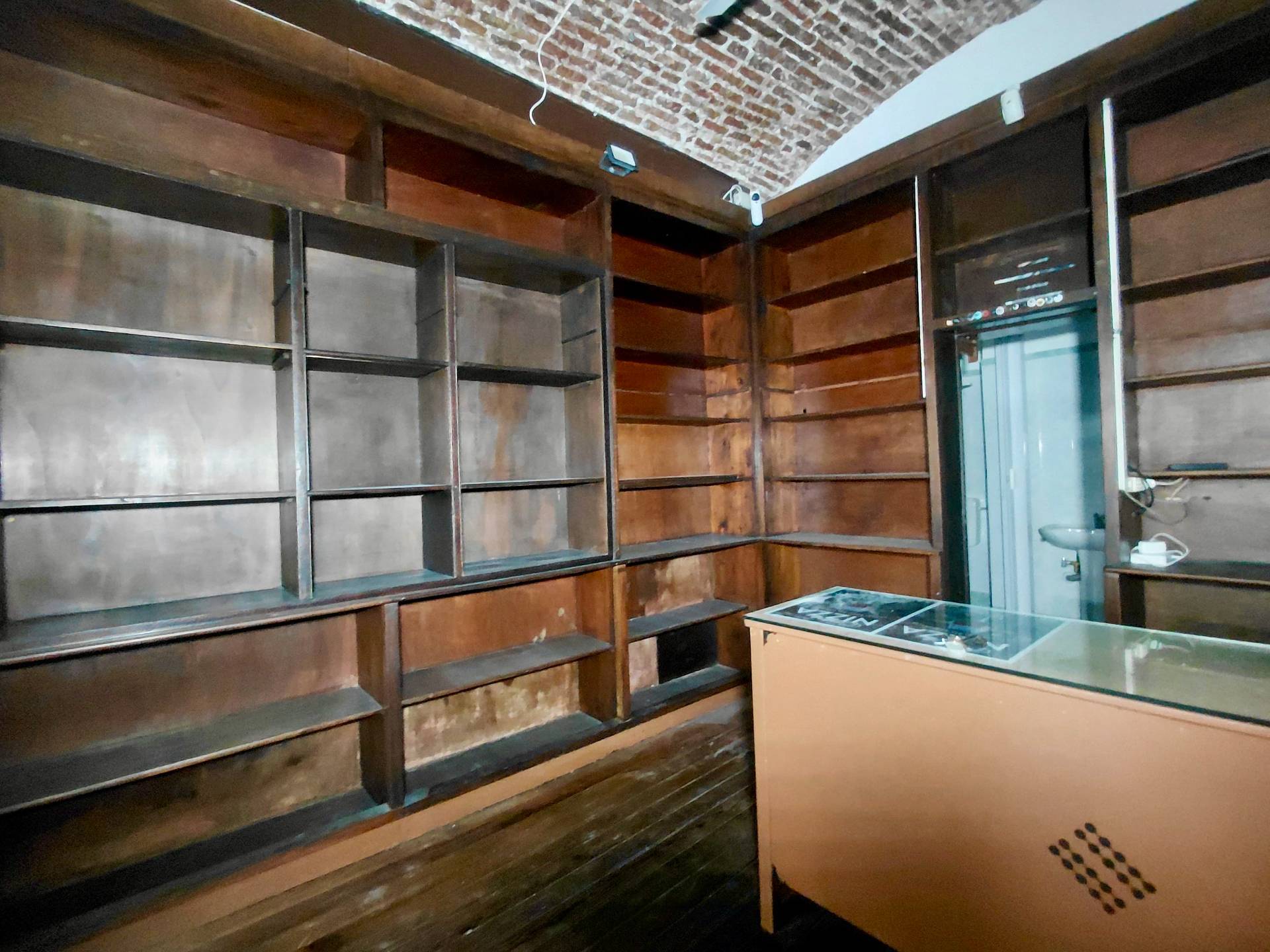 Locale commerciale in affitto a Genova, Centro Storico