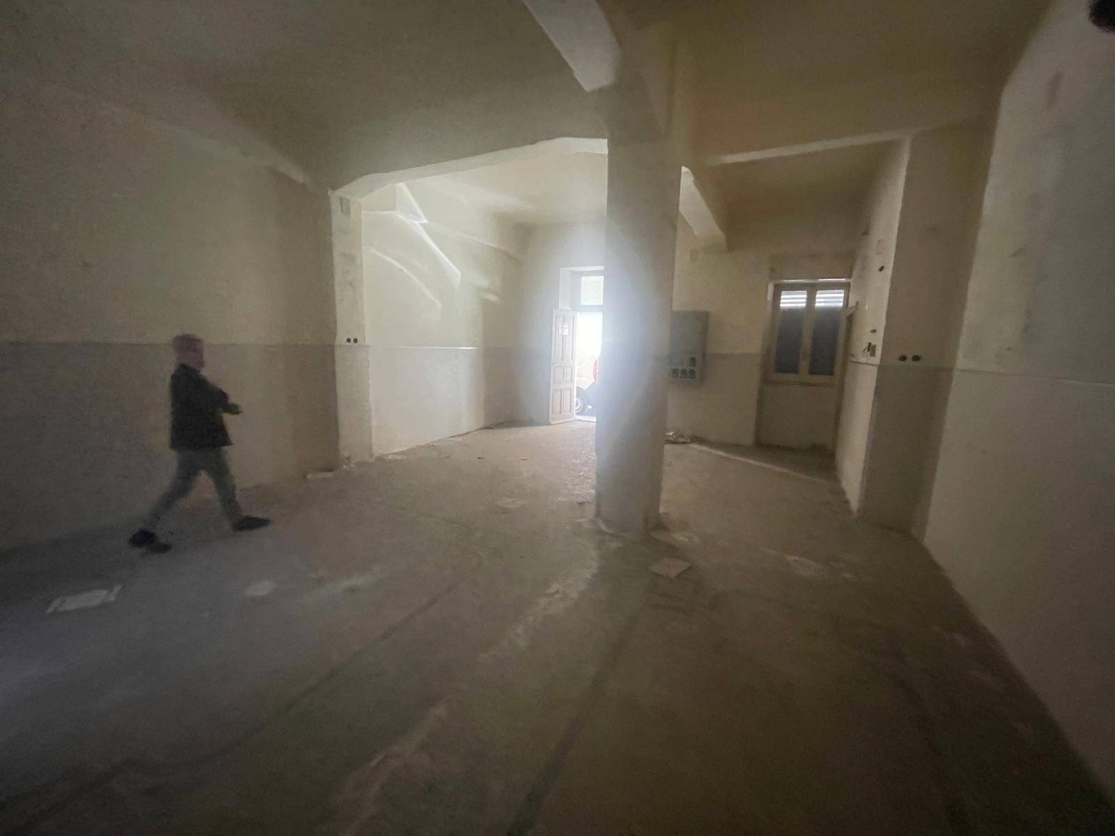 Locale commerciale in vendita a Vado Ligure