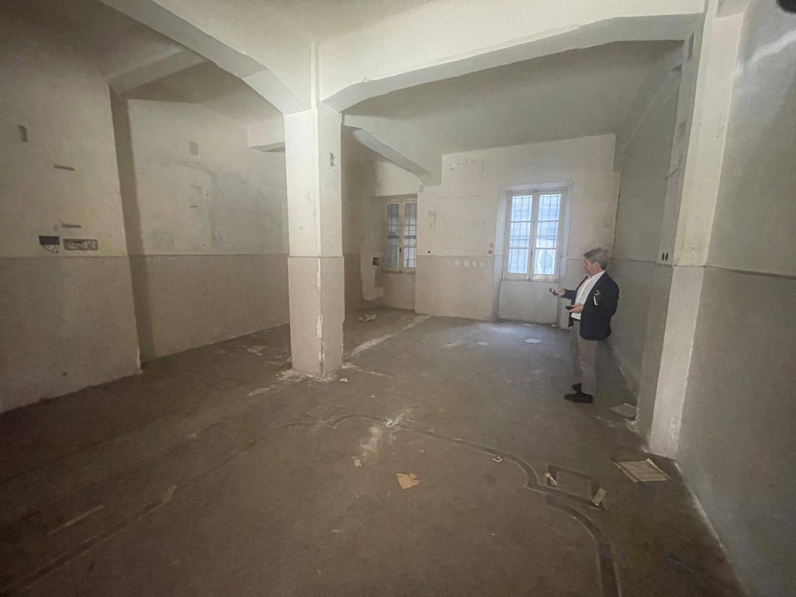 Locale commerciale in vendita a Vado Ligure