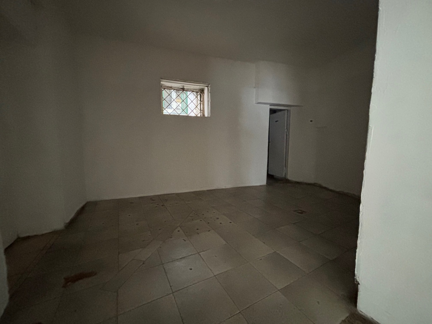 Locale commerciale da ristrutturare a Marino