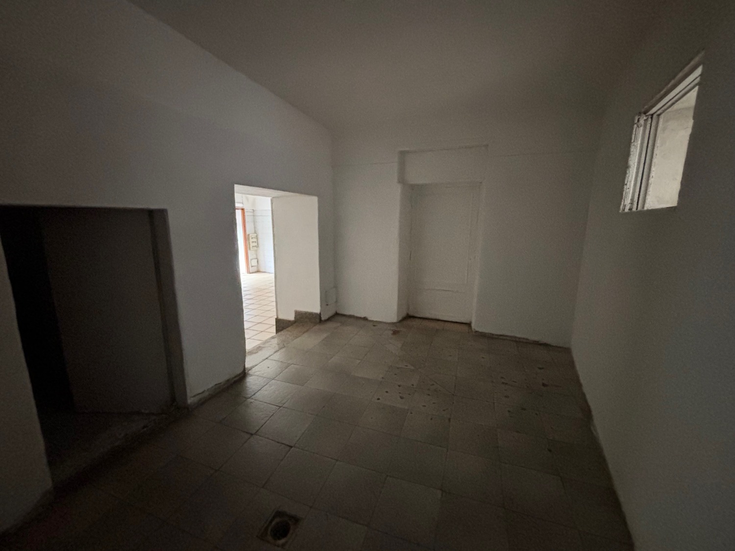 Locale commerciale da ristrutturare a Marino