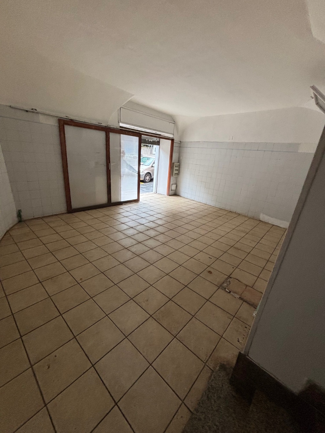 Locale commerciale da ristrutturare a Marino