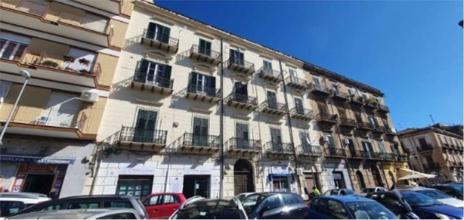 Locale commerciale in affitto in corso dei mille 196, Palermo
