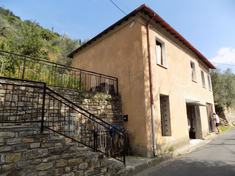 Casa indipendente con giardino a Chiusanico