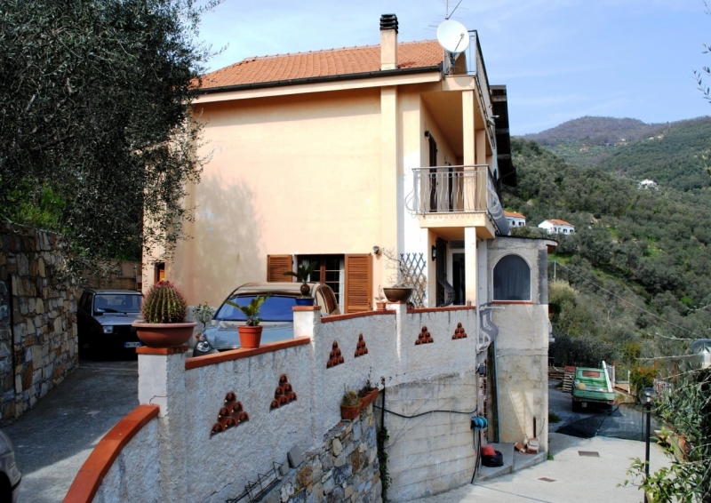 Casa indipendente con giardino a Pontedassio