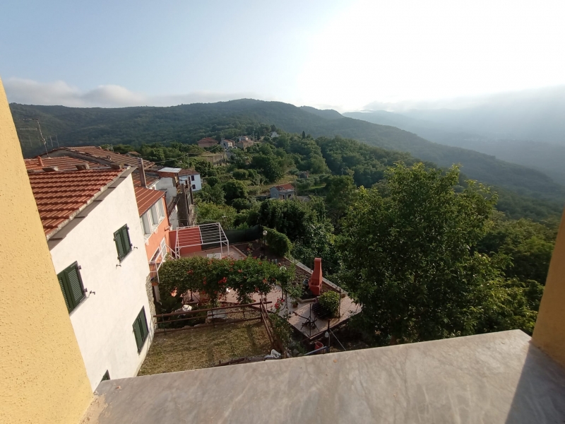 Quadrilocale da ristrutturare a Lucinasco