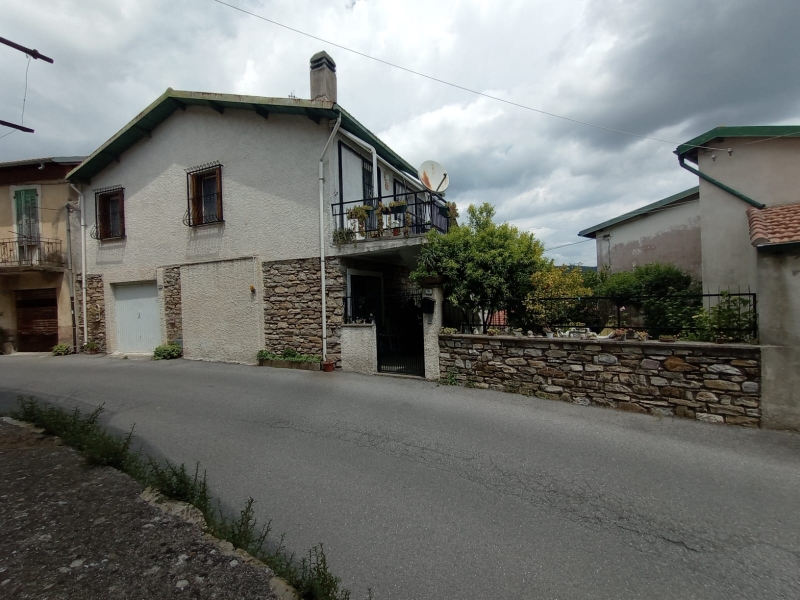 Casa indipendente con giardino a Borgomaro