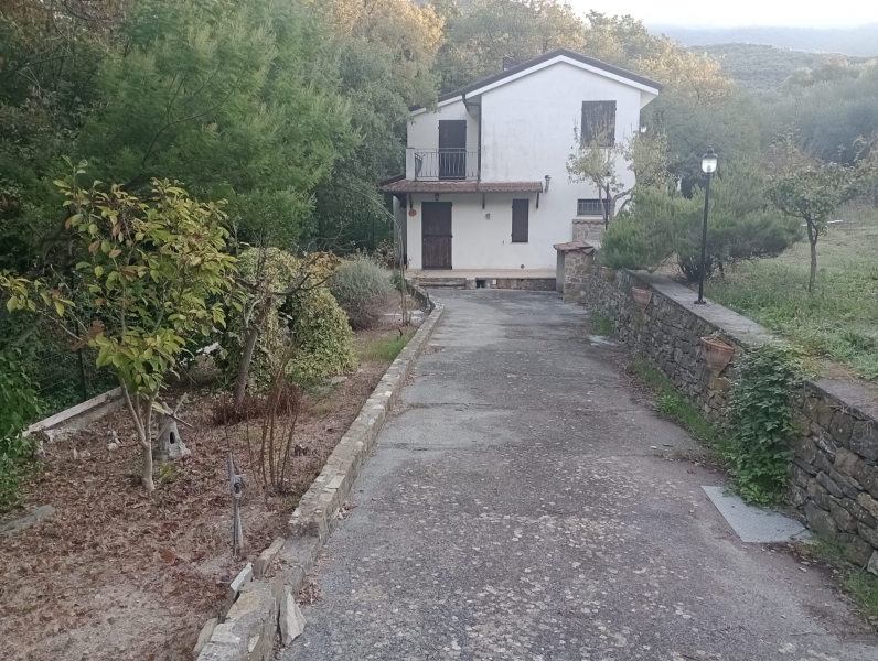 Casa indipendente con giardino a Lucinasco